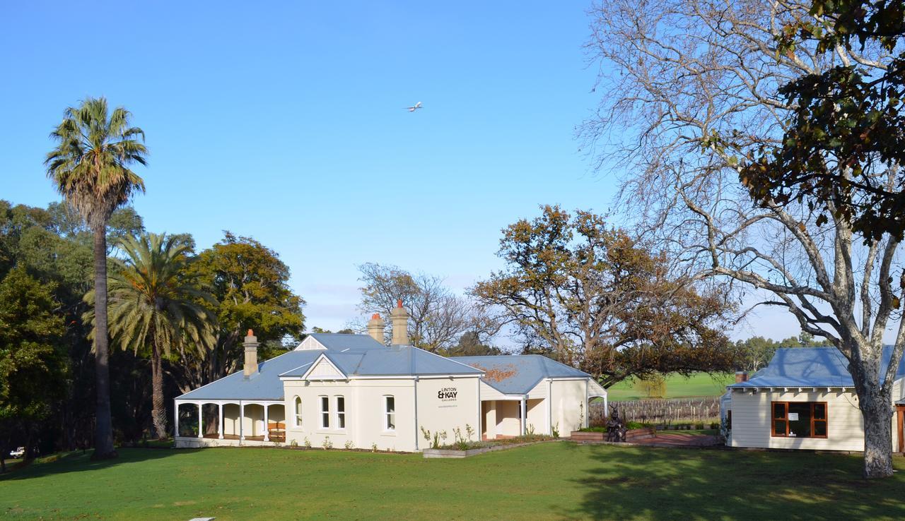 West Swan Maya Maya At Mandoon Estate מראה חיצוני תמונה The former station master's house at the station